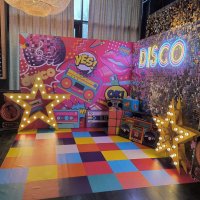 Угловая фотозона из серебряных пайеток disco 90х