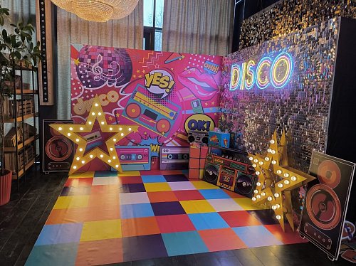 Угловая фотозона из серебряных пайеток disco 90х