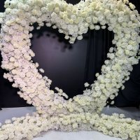 Фотозона из цветов Белое сердце
