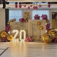 Фотозона Wow step с золотыми пайетками