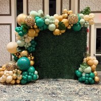 Фотозона из зелени и шаров Сафари парк