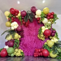 Фотозона из малиновых пайеток Тропики