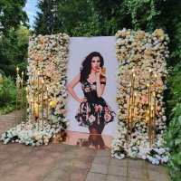 Фотозона из цветов Шарм