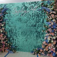 Фотозона из мятных пайеток и цветов