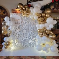 Фотозона из белых пайеток с золотыми и белыми шарами