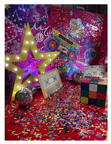 Фотозона из пайеток disco 90х