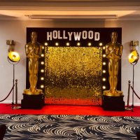 Фотозона с пайетками и лампочками Hollywood