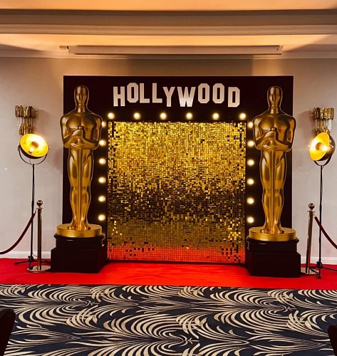 Фотозона с пайетками и лампочками Hollywood