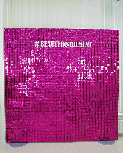 Фотозона из малиновых пайеток