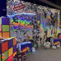 Фотозона из серебряных пайеток disco 90х