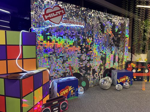 Фотозона из серебряных пайеток disco 90х