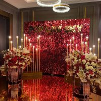 Фотозона из красных пайеток свечи