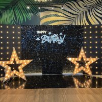 Фотозона из черных пайеток с лампочками Свет и звезды