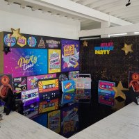 Фотозона из черных пайеток disco 90
