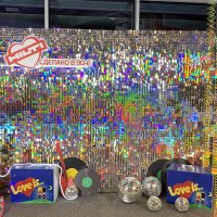 Фотозона из серебряных пайеток disco 90х