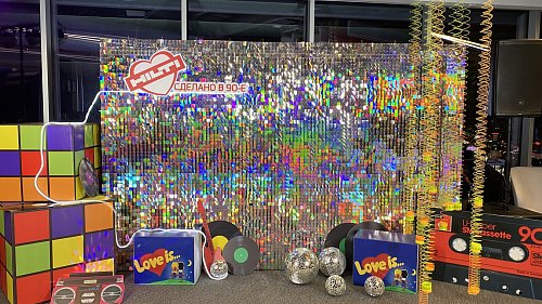 Фотозона из серебряных пайеток disco 90х