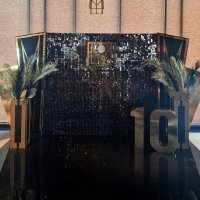 Фотозона из черных пайеток Гэтсби