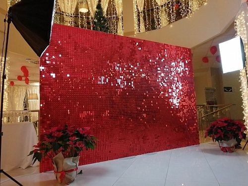 Фотозона из красных пайеток