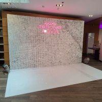Фотозона из белых пайеток