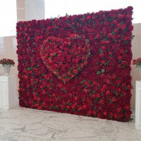 Фотозона из цветов сердце