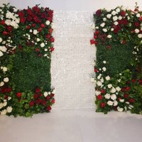 Фотозона из белых пайеток и цветов