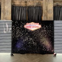 Фотозона из черных пайеток с неоном Vegas