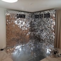 Угловая фотозона из серебряных пайеток