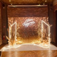 Фотозона из золотых пайеток с неоном