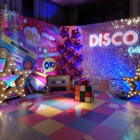 Угловая фотозона из серебряных пайеток disco 90х