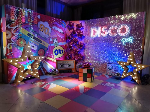 Угловая фотозона из серебряных пайеток disco 90х