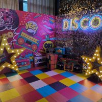 Угловая фотозона из серебряных пайеток disco 90х