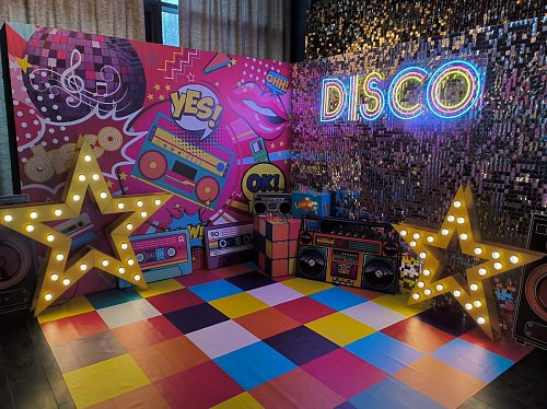 Угловая фотозона из серебряных пайеток disco 90х