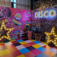 Угловая фотозона из серебряных пайеток disco 90х