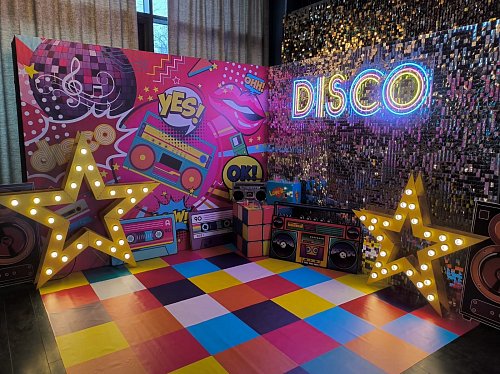 Угловая фотозона из серебряных пайеток disco 90х